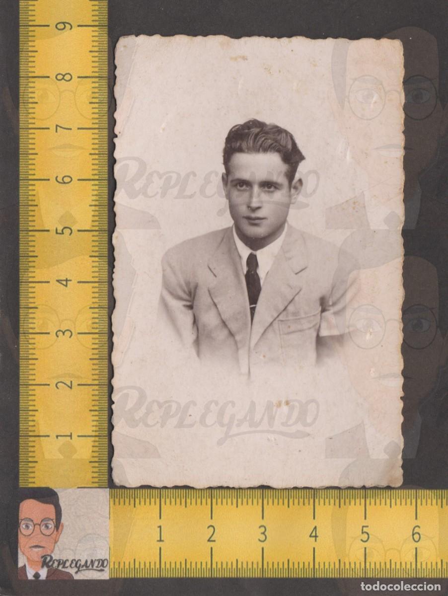 Alte Fotografie: RETRATO GUAPO CHICO JOVEN REPEINADO TRAJE - FOTO ANTIGUA ESTUDIO A&Ntilde;OS 40 - HOMBRE ALCAIDE LA RAMBLA