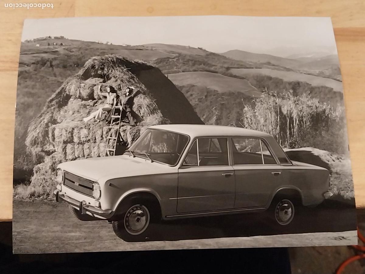 Fotograf&iacute;a antigua: FIAT 124 BERLINA FOTO PRESS ORIGINAL 23,2X17,2CM 1950 1960 FOTOGRAFIA COCHE NATURALEZA