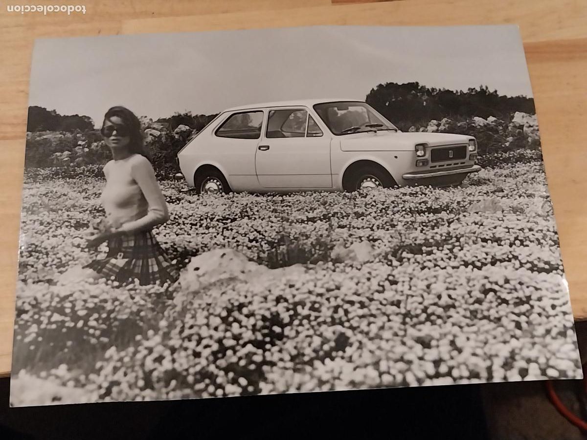 Fotograf&iacute;a antigua: FIAT 127 FOTO PRESS ORIGINAL 23,2X17,5CM 1950 1960 FOTOGRAFIA COCHE MUCHACHA CAMPO FLORES
