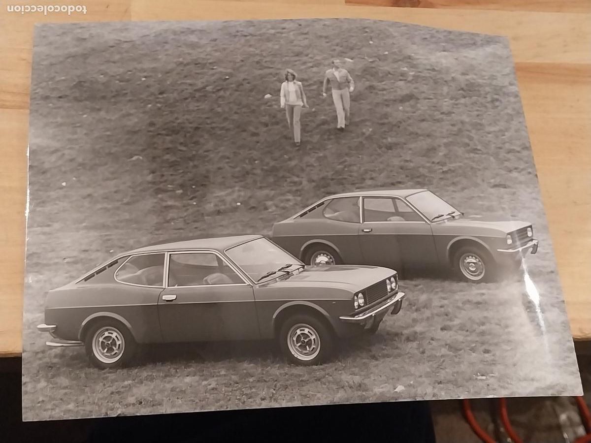 Fotograf&iacute;a antigua: FIAT 128 SPORT COUPE FOTO PRESS ORIGINAL 22,7X17,5CMS AUTOMOCION COCHES NATURALEZA