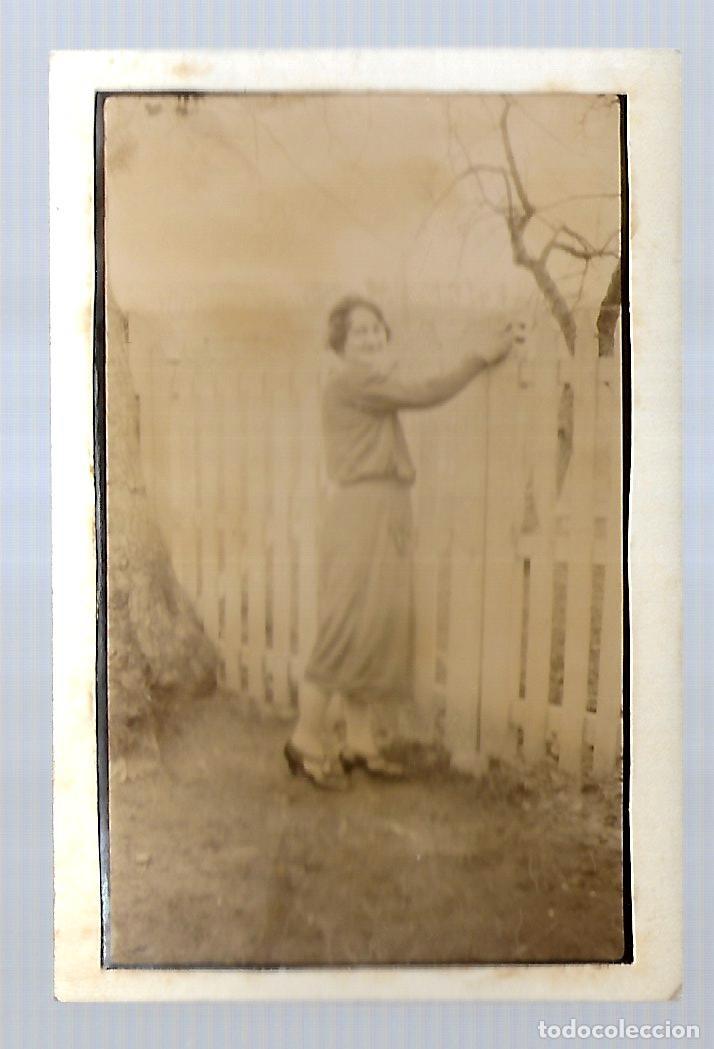 Fotografia antiga: M31-FOTOGRAFIA ANTIGUA DE UNA DAMA EN SU JARDIN - FOTO DE 1.925