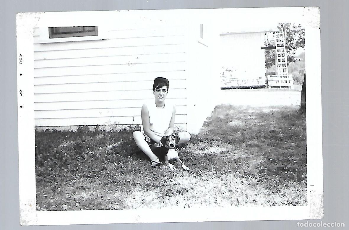 Alte Fotografie: M31-FOTOGRAFIA ANTIGUA DE UNA DAMA CON SU PERRO EN EL JARDIN FOTO - DE JUNIO DE 1.965