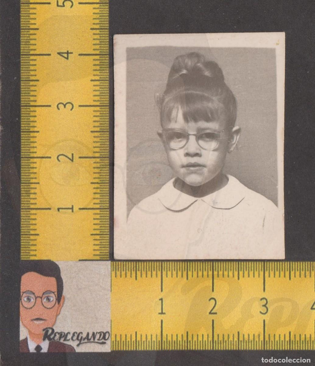 Alte Fotografie: FOTOMATON - SIMP&Aacute;TICA NI&Ntilde;A CON FLEQUILLO GAFAS - FOTO ANTIGUA TIPO CARNET A&Ntilde;OS 60 - INFANCIA ESPA&Ntilde;A