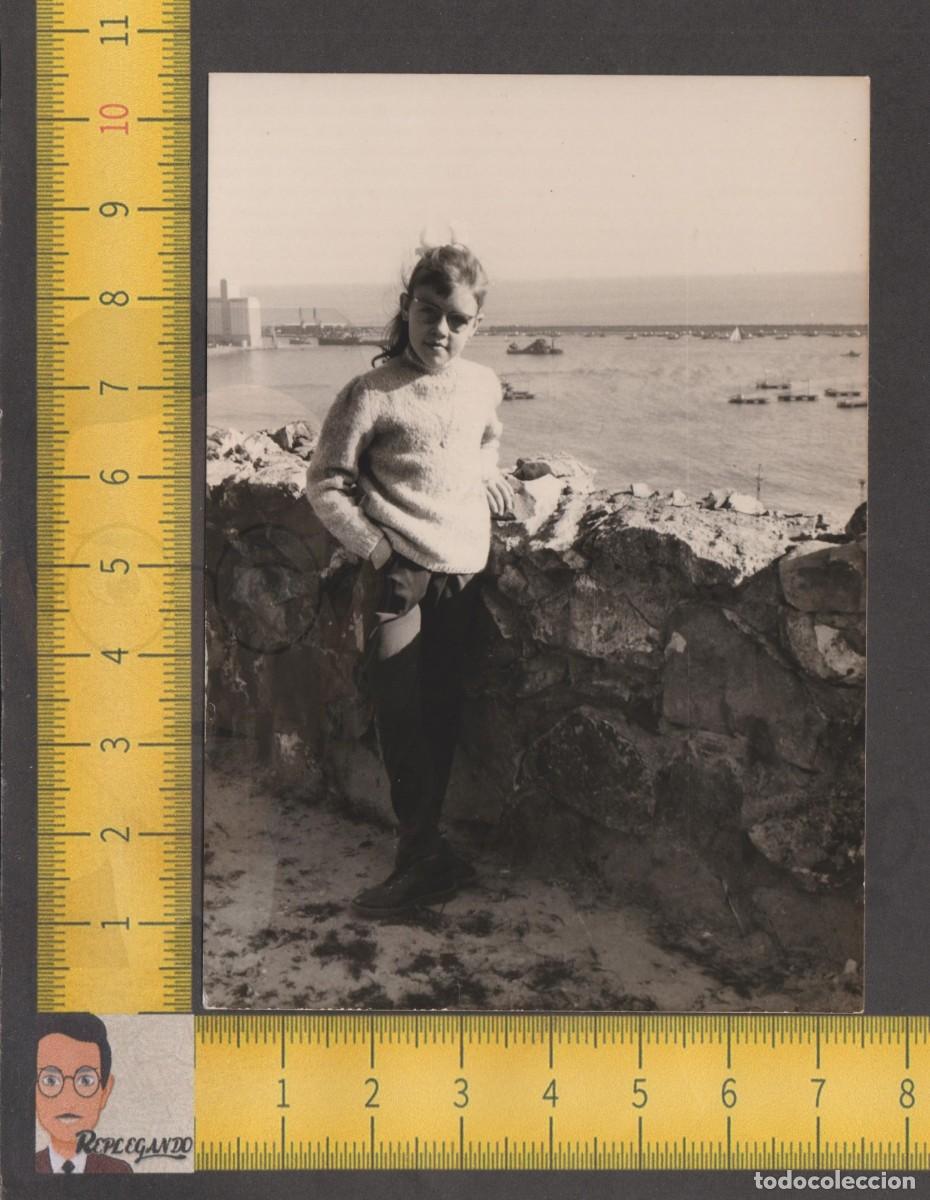 Fotografia antica: NI&Ntilde;A CON GAFAS POSA JUNTO AL MAR / PUERTO DE BARCELONA / BARCOS / FOTO ANTIGUA A&Ntilde;OS 60 / CATALUNYA