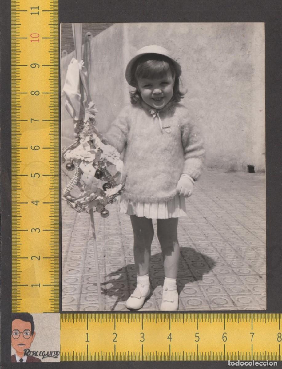 Fotografia antica: RETRATO SIMP&Aacute;TICA NI&Ntilde;A SONRIE CON PALMA DOMINGO RAMOS / FOTO ANTIGUA A&Ntilde;O 1961 / FIESTA CATALUNYA