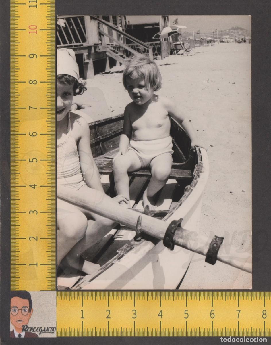 Fotografia antiga: NI&Ntilde;A RUBIA MONTADA EN BARCA REMOS EN PLAYA / MAR / FOTO ANTIGUA A&Ntilde;O 1962 / INFANCIA VACACIONES