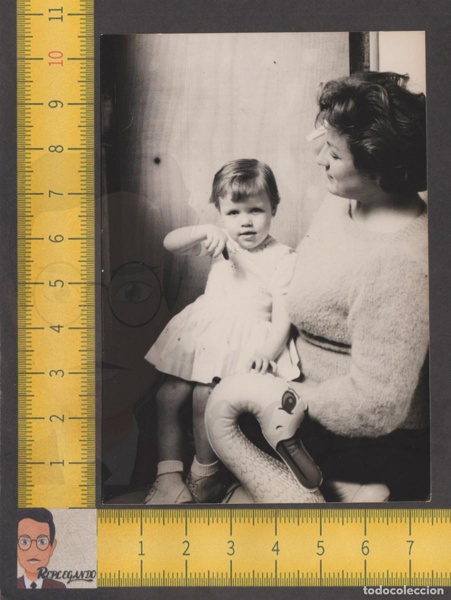 Fotografia antica: NI&Ntilde;A CON MADRE Y CISNE HINCHALE FLOTADOR / FOTO ANTIGUA A&Ntilde;O 1962 / MUJER INFANCIA JUGUETE VERANO