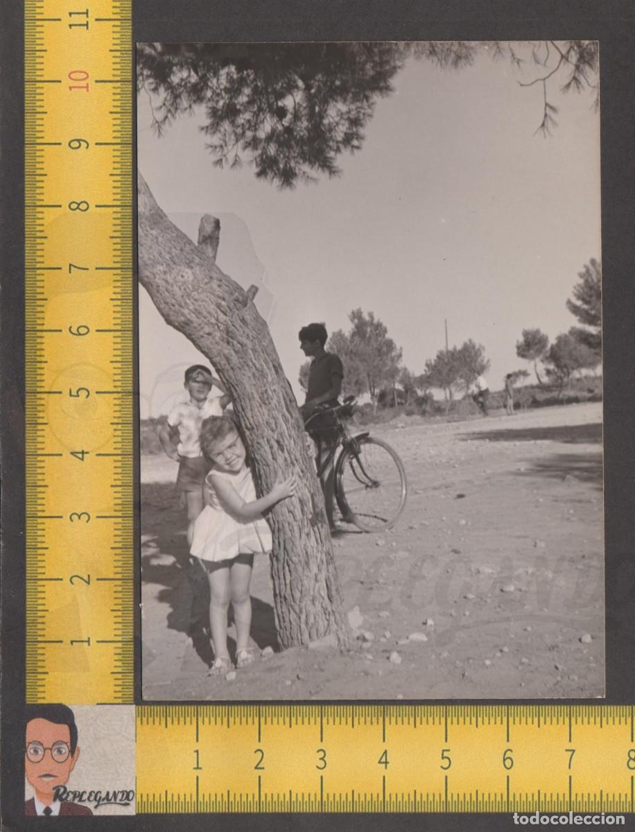 Alte Fotografie: NI&Ntilde;A SONRIE ABRAZADA A UN &Aacute;RBOL EN EL CAMPO MONTE / FOTO ANTIGUA A&Ntilde;O 1961 / INFANCIA FELICIDAD RISA