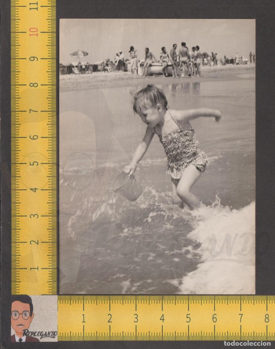 Fotografia antica: NI&Ntilde;A CON CUBO DE PLAYA CORRE POR EL MAR / VACACIONES / FOTO ANTIGUA A&Ntilde;O 1961 / INFANCIA JUGUETE