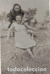 Fotograf&iacute;a antigua: :::: C322 - FOTOGRAFIA - DOS AMIGAS EN LA BALSA DE POYO 1948