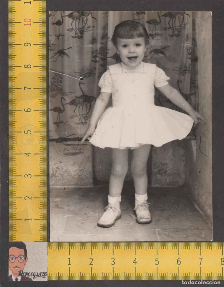 Alte Fotografie: SIMP&Aacute;TICA NI&Ntilde;A VESTIDO BLANCO POSA SONRIENDO FONDO FLAMENCOS / FOTO ANTIGUA A&Ntilde;O 1961 / INFANCIA