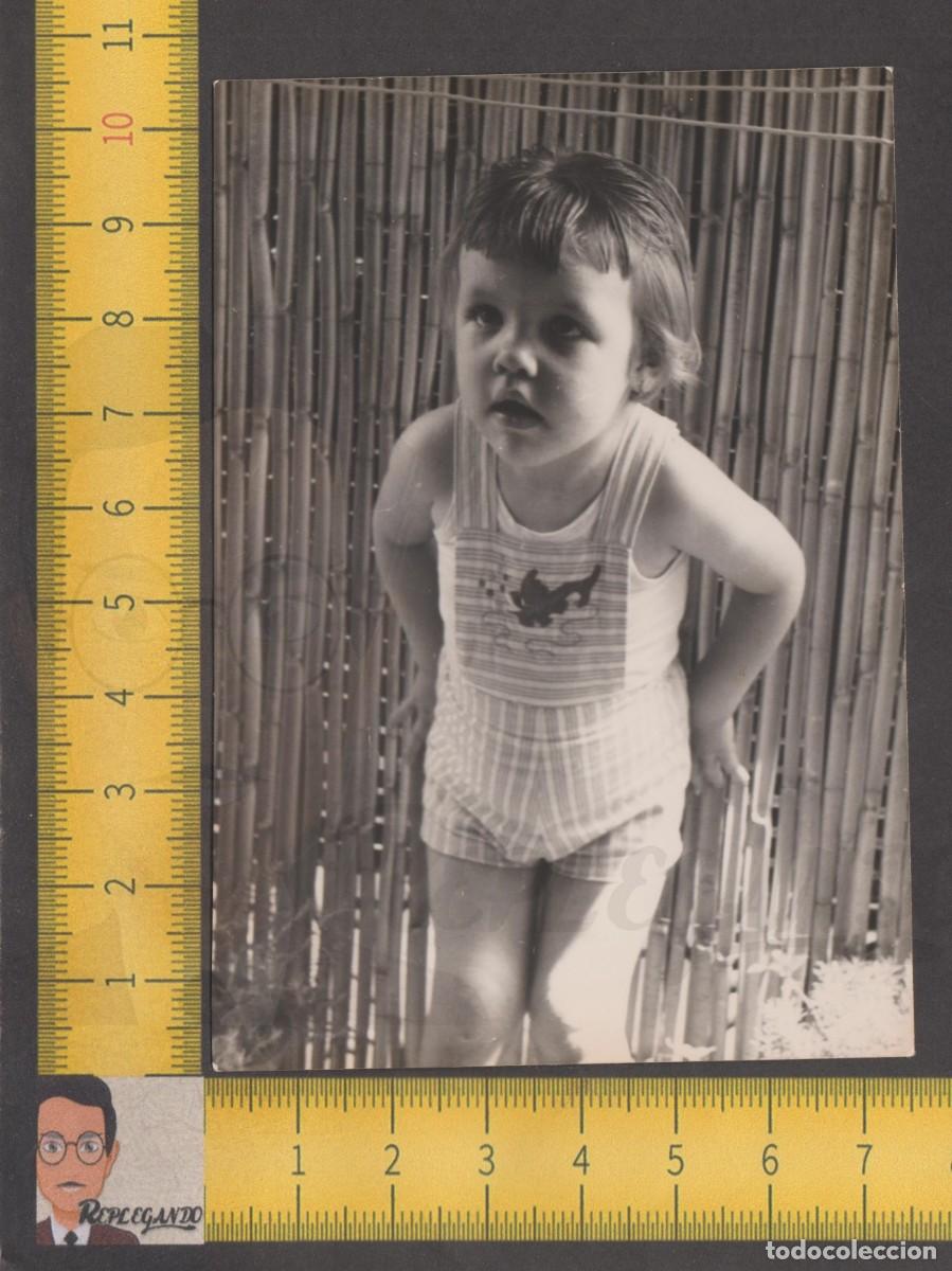 Fotografia antiga: SIMP&Aacute;TICA NI&Ntilde;A RUBIA POSA CON UN FONDO DE CA&Ntilde;AS - FOTO ANTIGUA A&Ntilde;O 1962 - INFANCIA FELIZ ESPA&Ntilde;A