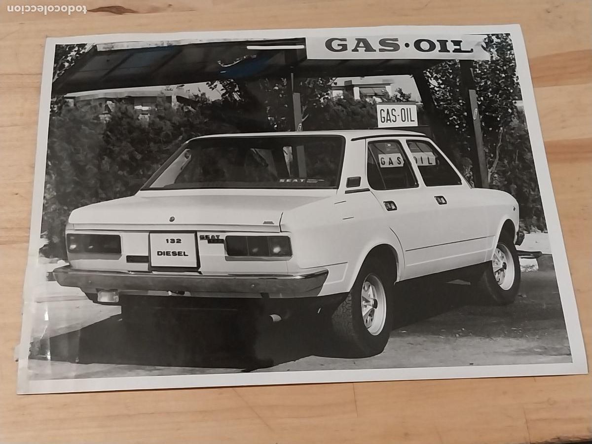 Fotograf&iacute;a antigua: SEAT 132 DIESEL FOTO PRESS COCHE FOTOGRAFIA VINTAGE A&Ntilde;OS 70 24X18CMS DESPELLEJADO GASOLINERA