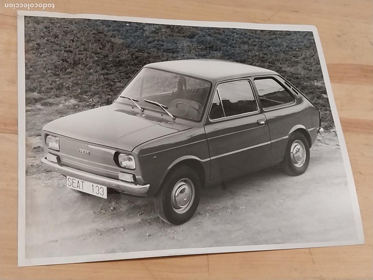 Fotograf&iacute;a antigua: SEAT 133 FOTO PRESS COCHE FOTOGRAFIA VINTAGE A&Ntilde;OS 70 24X18,2CMS PAPEL FINO