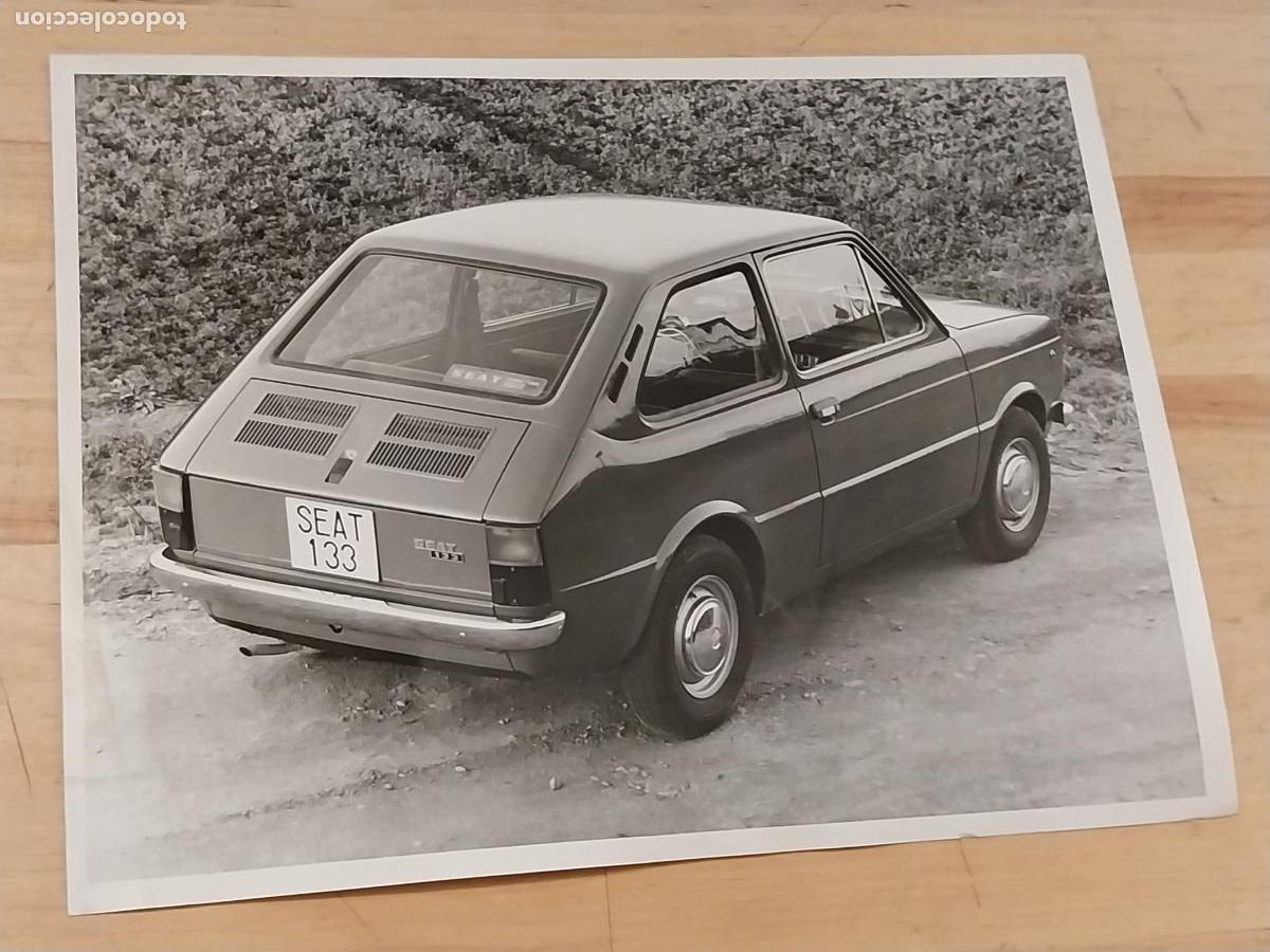 Fotograf&iacute;a antigua: SEAT 133 FOTO PRESS COCHE TRASERA FOTOGRAFIA VINTAGE A&Ntilde;OS 70 24X18,2CMS PAPEL FINO