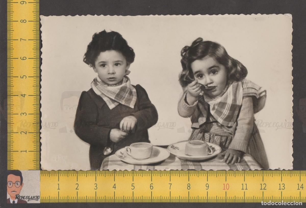 Alte Fotografie: SIMP&Aacute;TICA PAREJA NI&Ntilde;OS TOMANDO TAZ&Oacute;N LECHE - FOTO ANTIGUA ESTUDIO A&Ntilde;OS 50/60 - SERVILLETA MERIENDA