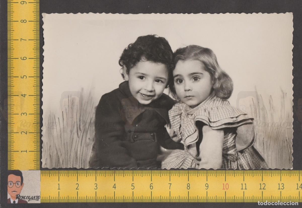 Fotografia antica: SIMP&Aacute;TICA PAREJA NI&Ntilde;O Y NI&Ntilde;A POSAN SONRIENDO - FOTO ANTIGUA ESTUDIO A&Ntilde;OS 50/60 - INFANCIA FELIZ RISA