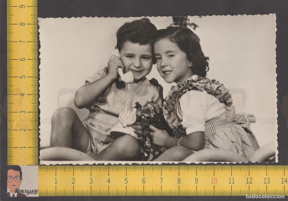 Photographie ancienne: SIMP&Aacute;TICA PAREJA NI&Ntilde;O Y NI&Ntilde;A HABLAN POR TEL&Eacute;FONO &Eacute;POCA - FOTO ANTIGUA ESTUDIO A&Ntilde;OS 50/60 - INFANCIA