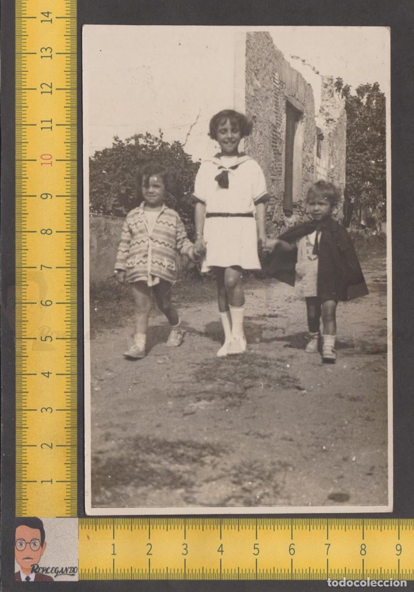 Fotografia antica: TRIO DE NI&Ntilde;AS PASEAN DE LA MANO POR CALLE CAMINO PUEBLO - FOTO ANTIGUA A&Ntilde;OS 40/50 - INFANCIA FELIZ
