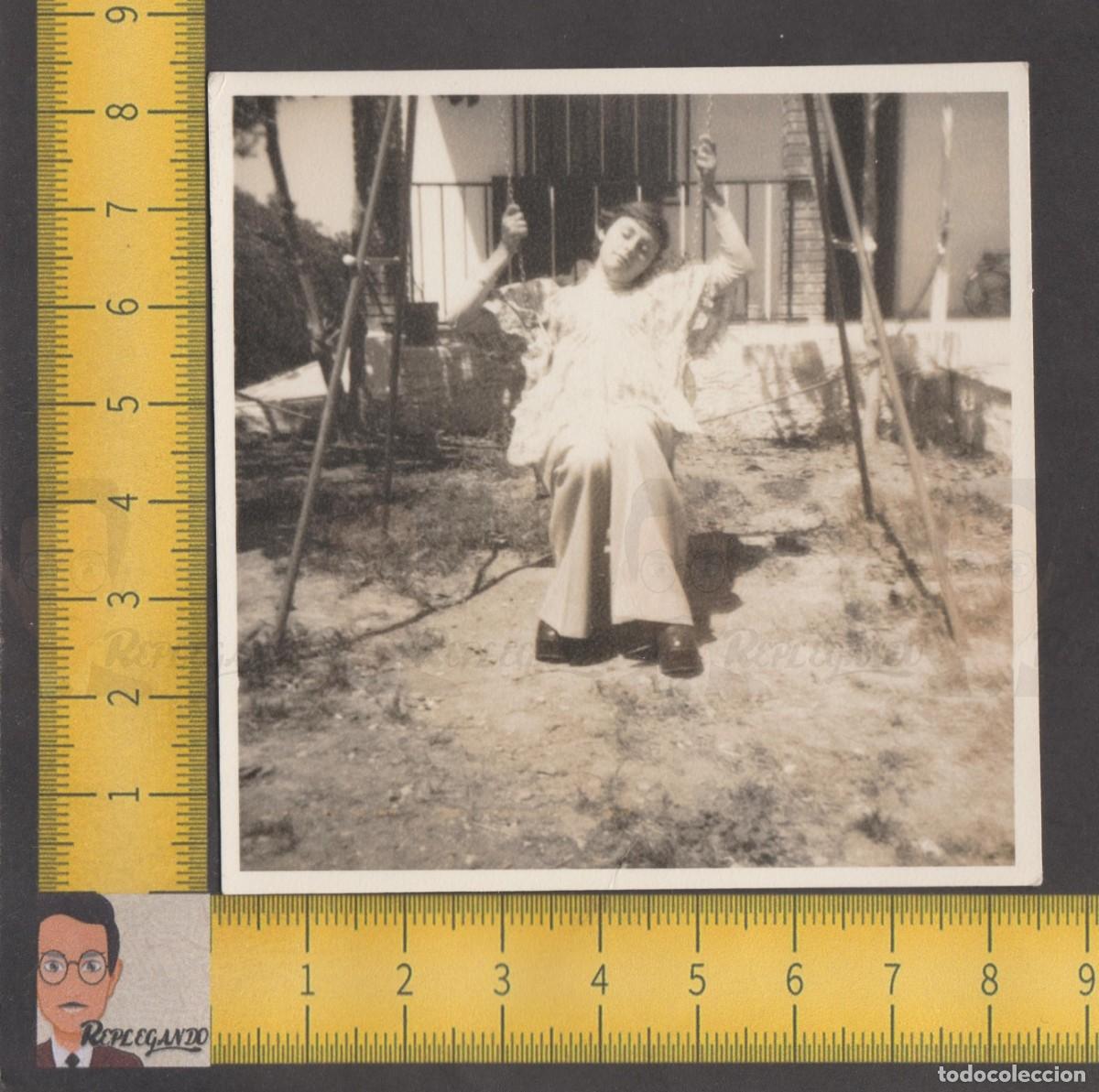 Fotografia antiga: GUAPA CHICA JOVEN MUJER SE RELAJA EN COLUMPIO JARD&Iacute;N CASA - FOTO ANTIGUA A&Ntilde;OS 60 - ESPA&Ntilde;A FELIZ
