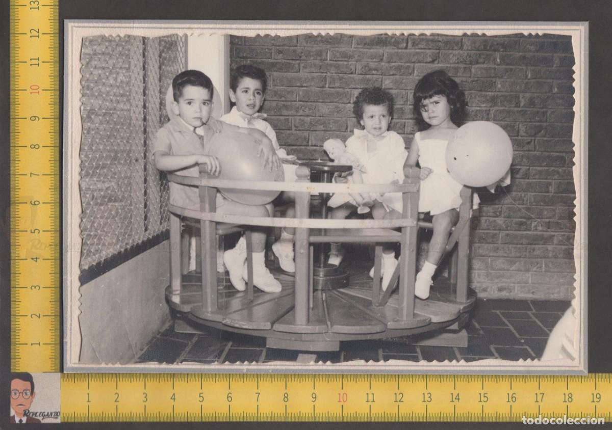 Alte Fotografie: NI&Ntilde;OS CON GLOBOS EN TIOVIVO GIRATORIO INFANTIL / NI&Ntilde;A CON MU&Ntilde;ECA JUGUETE / FOTO ANTIGUA A&Ntilde;OS 60