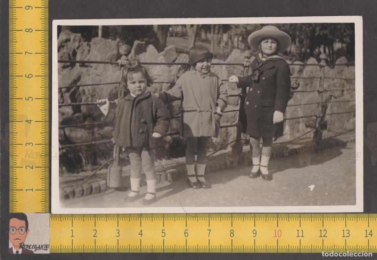 Fotografia antiga: TRES NI&Ntilde;AS ABRIGO Y SOMBRERO POSAN EN EL ZOOL&Oacute;GICO - ZOO ANIMALES - FOTO ANTIGUA A&Ntilde;OS 30/40 - ESPA&Ntilde;A