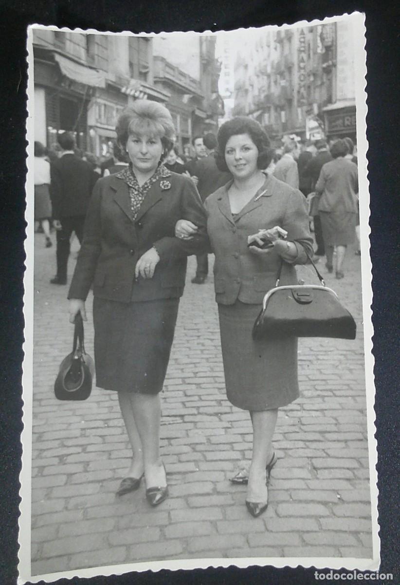 Fotograf&iacute;a antigua: ANTIGUA FOTOGRAF&Iacute;A PAREJA DE MUJERES PASEANDO , VER FOTOS