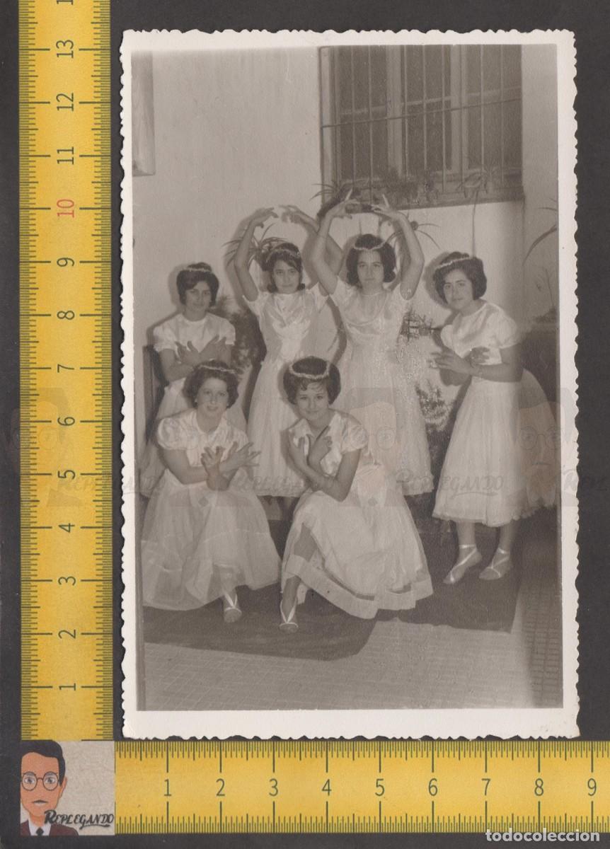 Fotografia antica: GRUPO CHICAS J&Oacute;VENES BAILARINAS DANZA POSAN BAILANDO - MUJER VESTIDO BLANCO - FOTO ANTIGUA A&Ntilde;OS 50