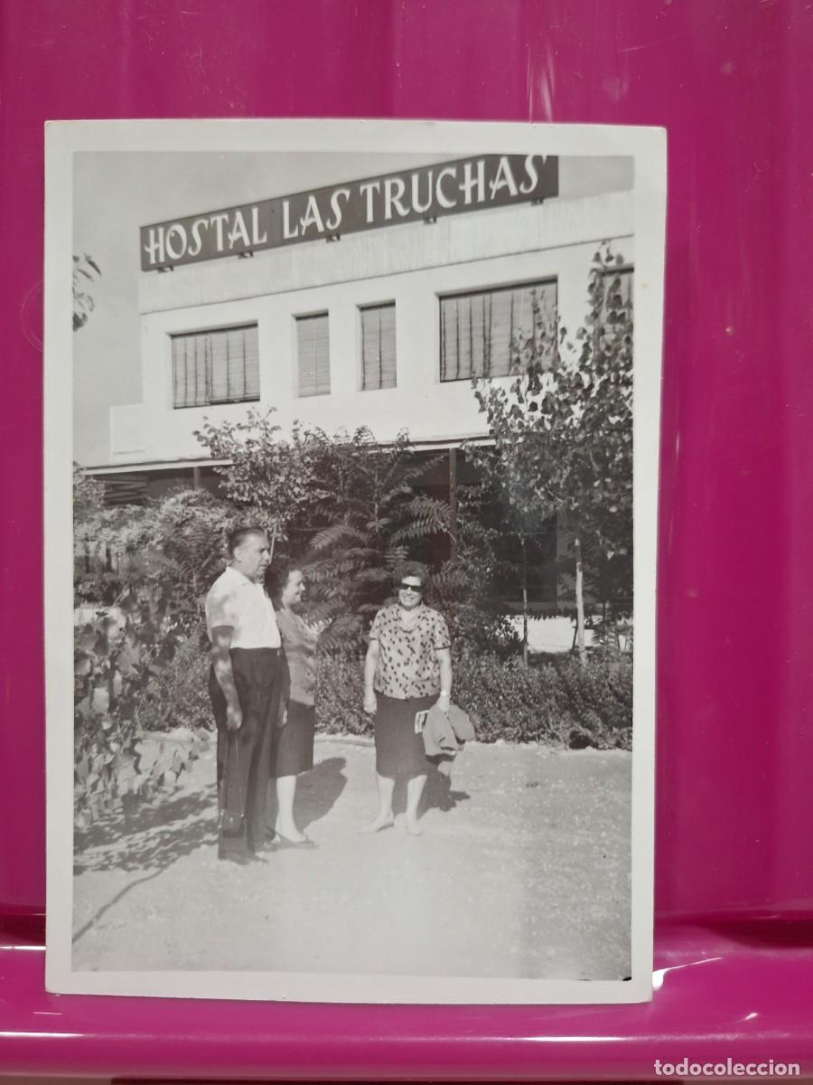 Fotograf&iacute;a antigua: Fotograf&iacute;a Hostal Las Truchas, gente de excursi&oacute;n.
