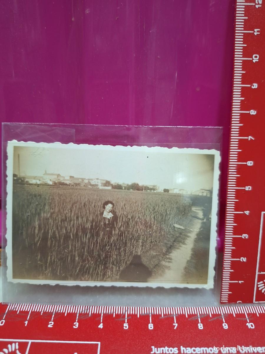Fotograf&iacute;a antigua: Fotograf&iacute;a mujer en el campo.