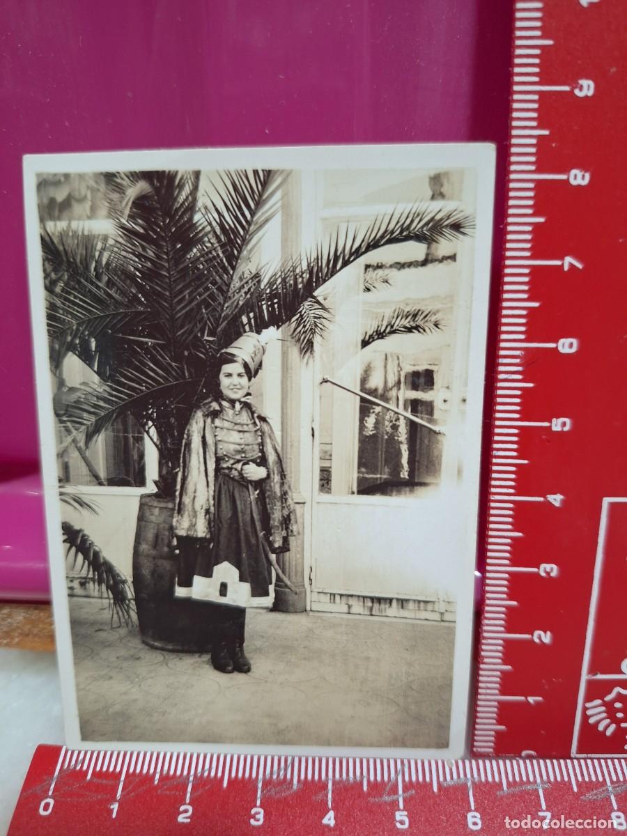 Fotograf&iacute;a antigua: Antigua fotograf&iacute;a , joven con disfraz.