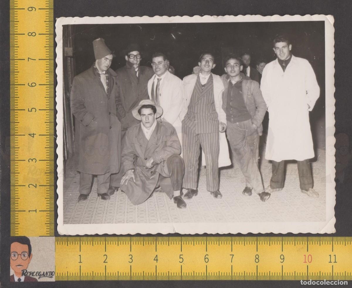 Fotografia antica: GRUPO AMIGOS DE FIESTA POSAN HACIENDO EL TONTO EN LA CALLE / FOTO ANTIGUA A&Ntilde;OS 50 / AMISTAD ESPA&Ntilde;A
