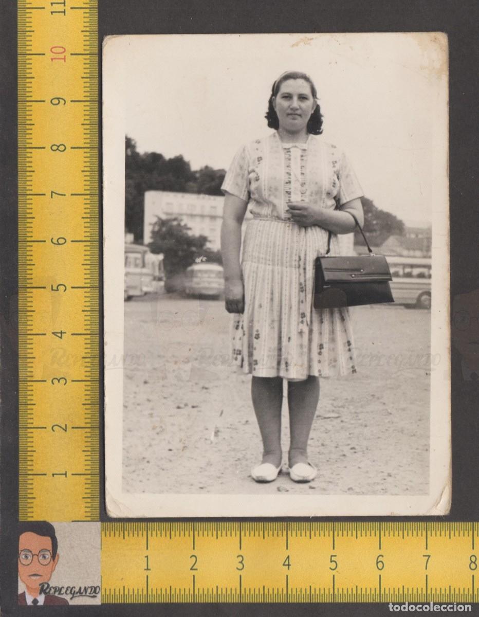 Fotografia antica: CHICA JOVEN POSA CON VESTIDO Y BOLSO / MUJER VIAJERA AUTOBUSES / FOTO ANTIGUA A&Ntilde;O 1964 / ESPA&Ntilde;A