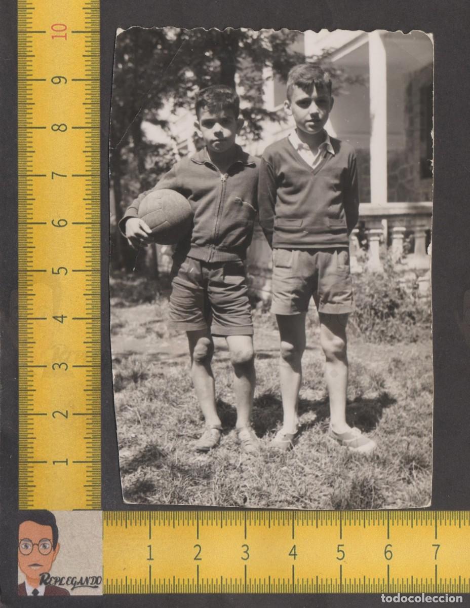 Antique Photography: PAREJA DE NI&Ntilde;OS CON BAL&Oacute;N F&Uacute;TBOL DE &Eacute;POCA EN JARD&Iacute;N CASA / FOTO ANTIGUA A&Ntilde;OS 50 / INFANCIA FELIZ