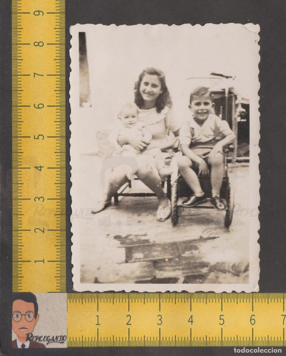 Fotografia antica: PAREJA NI&Ntilde;OS Y BEB&Eacute; POSAN SONRIENTES SENTADOS / FOTO ANTIGUA A&Ntilde;OS 50 / INFANCIA FELIZ ESPA&Ntilde;A 001