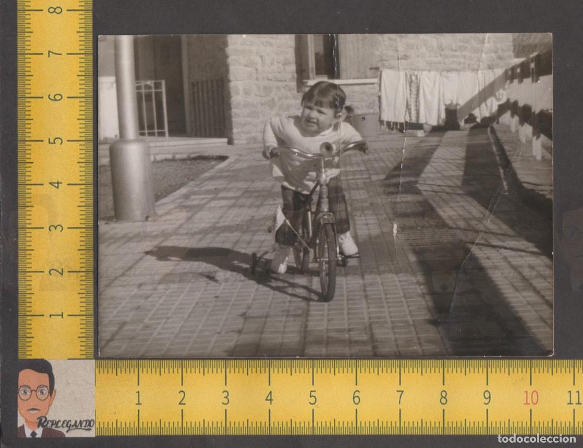 Fotografia antica: SIMP&Aacute;TICA NI&Ntilde;A COLETAS CON BICILCETA RUEDINES - ROPA TENDIDA - FOTO ANTIGUA A&Ntilde;OS 60 - INFANCIA FELIZ