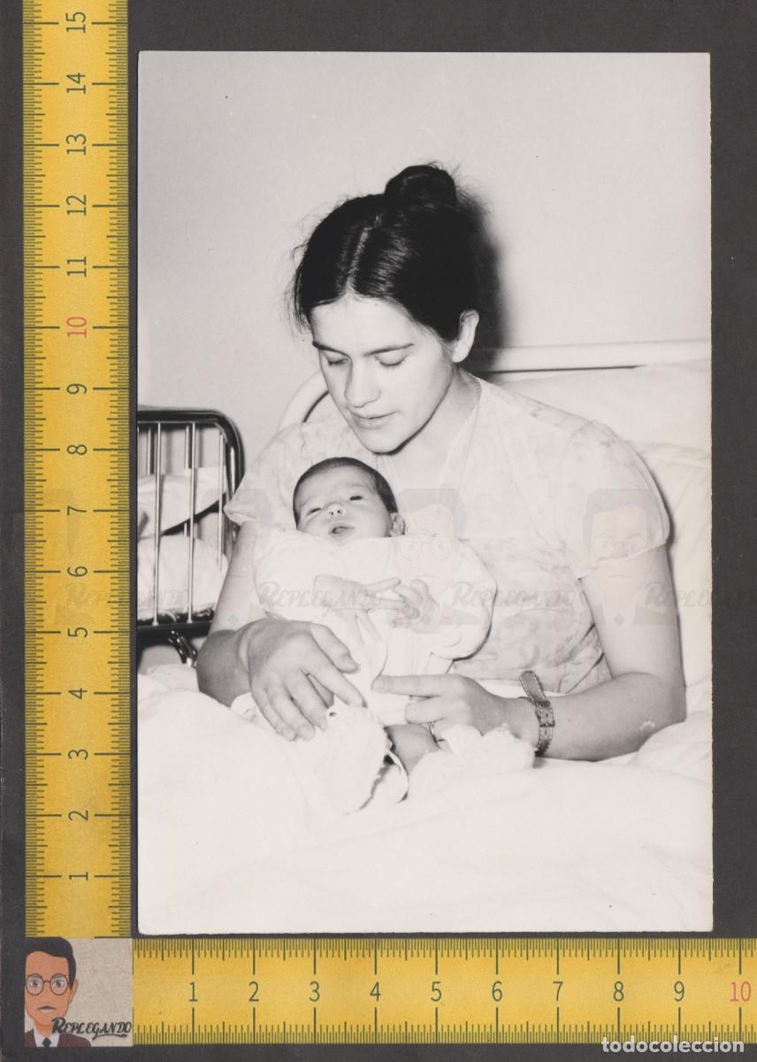 Fotografia antica: MADRE E HIJO BEB&Eacute; EN CAMA - MATERNIDAD AMOR - CHICA JOVEN MAM&Aacute; - FOTO ANTIGUA A&Ntilde;OS 60 - ESPA&Ntilde;A