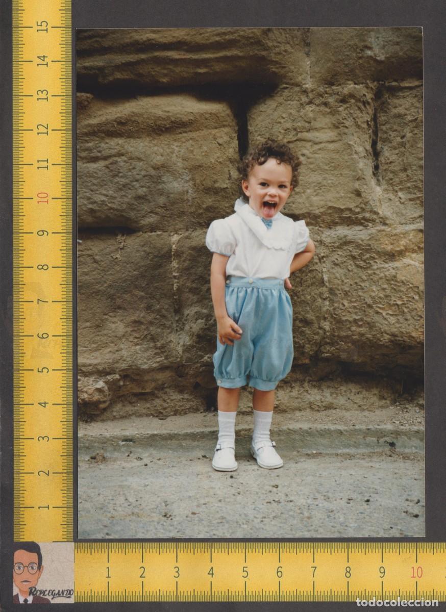 Fotografia antica: SIMP&Aacute;TICO NI&Ntilde;O RUBIO PELO RIZADO SACANDO LA LENGUA - FOTO ANTIGUA A&Ntilde;OS 80/90 - INFANCIA FELIZ ESPA&Ntilde;A