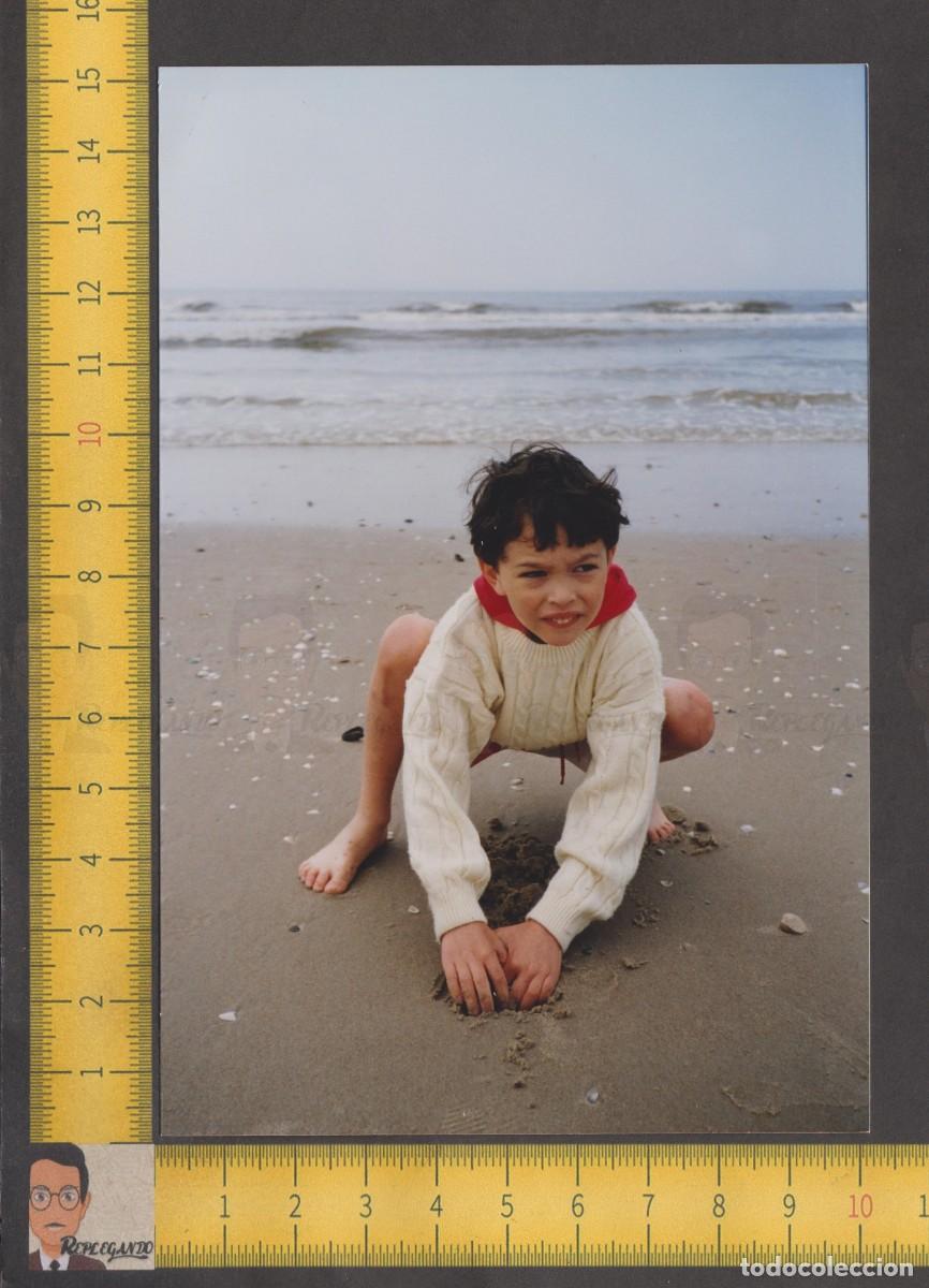 Antique Photography: NI&Ntilde;O JUEGA CON LA ARENA DE LA PLAYA JUNTO AL MAR - FOTO ANTIGUA A&Ntilde;OS 80/90 - INFANCIA FELIZ ESPA&Ntilde;A