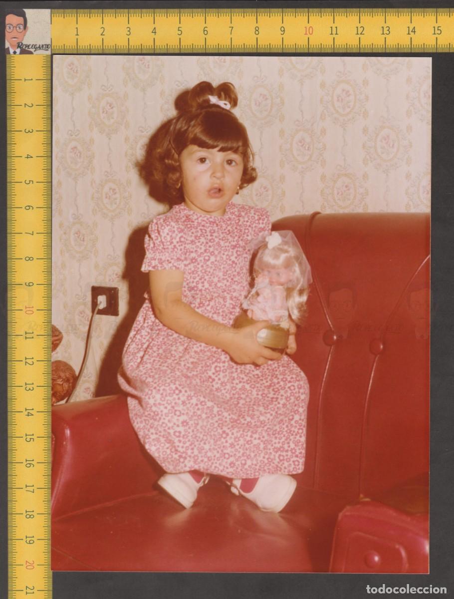 Fotografia antiga: NI&Ntilde;A COLETA POSA CON MU&Ntilde;ECA VESTIDA COMUNI&Oacute;N - FOTO ANTIGUA A&Ntilde;OS 70/80 - INFANCIA JUGUETE ESPLUGAS