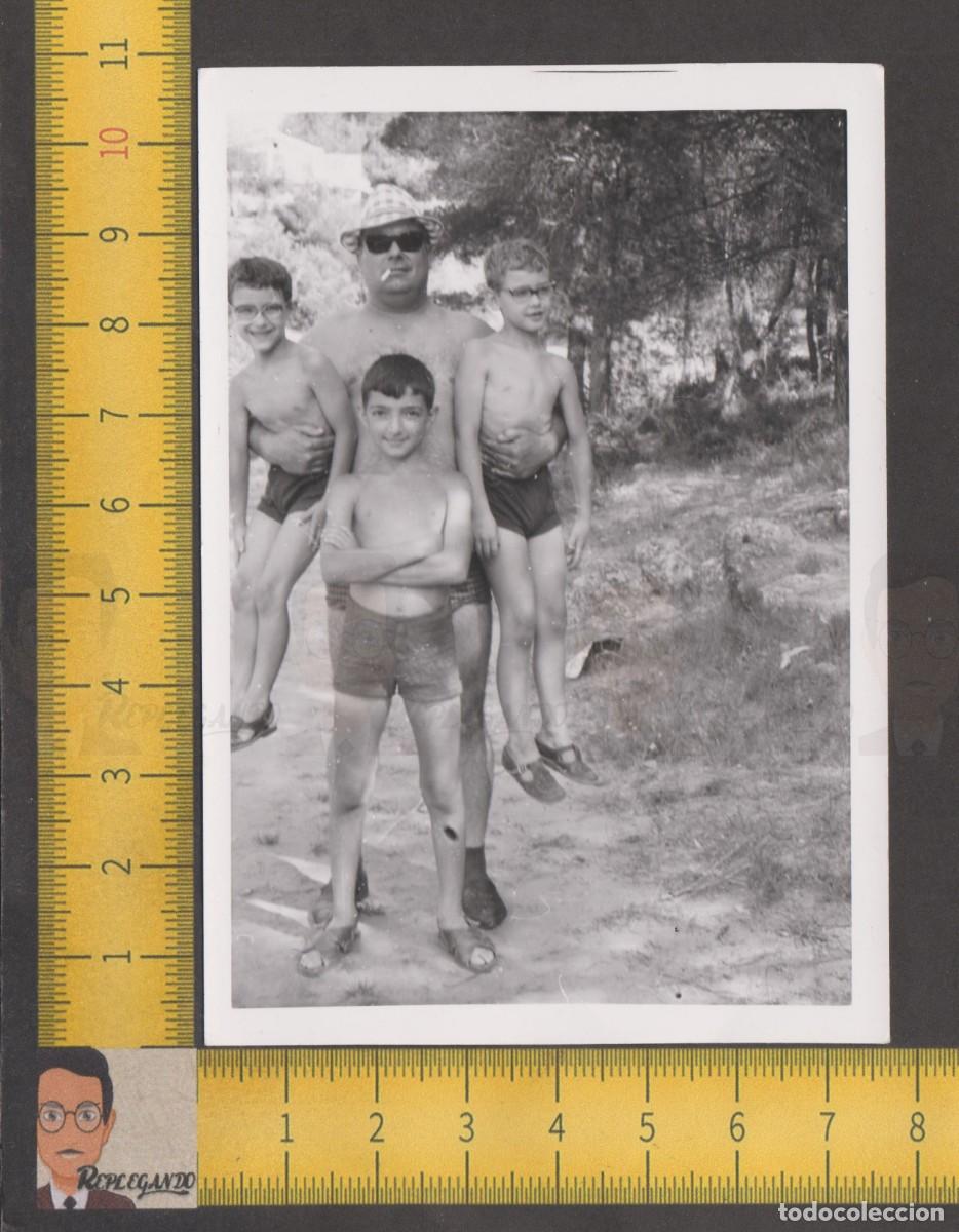 Antique Photography: EL T&Iacute;O M&Aacute;S FUERTE DEL MUNDO - HOMBRE LEVANTA EN BRAZOS A NI&Ntilde;OS - FOTO ANTIGUA A&Ntilde;OS 50/60 - INFANCIA