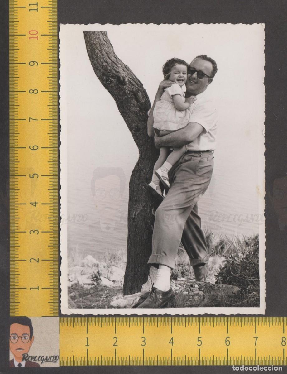 Fotografia antica: PAP&Aacute; NO HAY M&Aacute;S QUE UNO - NI&Ntilde;A SONRIE EN BRAZOS DE PADRE - HOMBRE - FOTO ANTIGUA A&Ntilde;OS 50 - INFANCIA