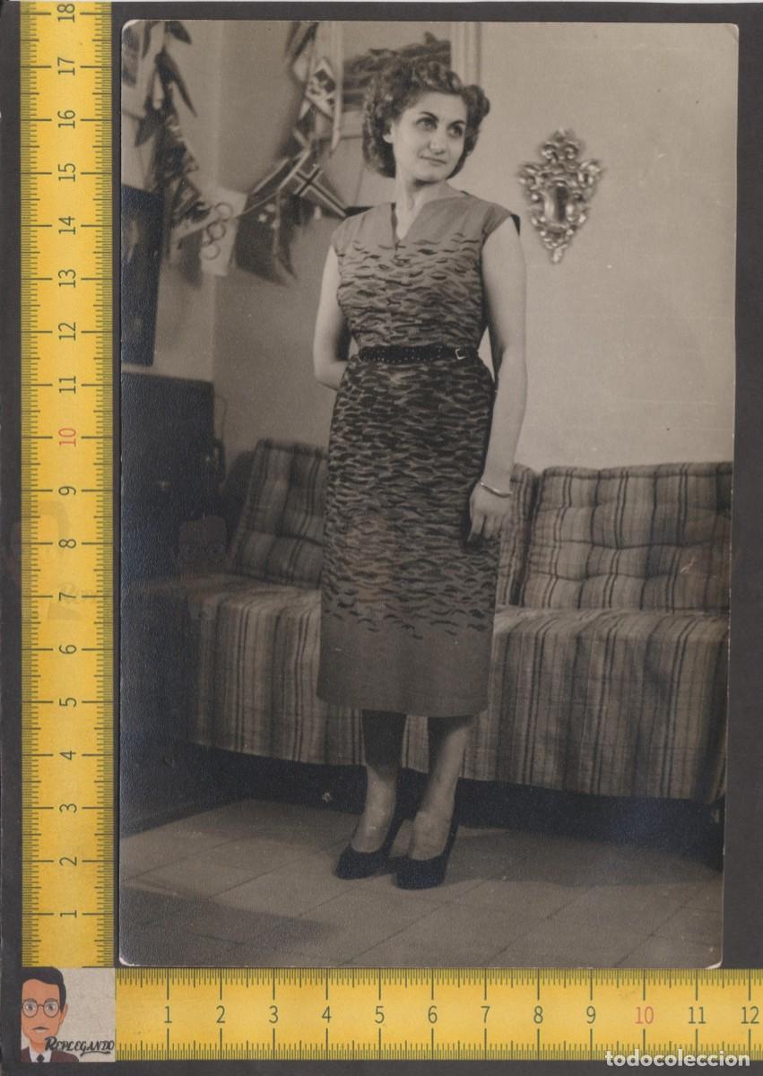 Antique Photography: GUAPA MUJER ELEGANTE POSA EN SAL&Oacute;N CASA SOF&Aacute; - CHICA SEXY VESTIDO FALDA - FOTO ANTIGUA A&Ntilde;OS 50