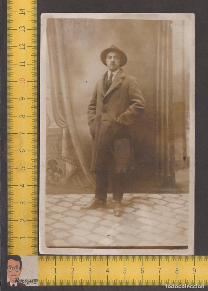 Fotografia antica: ELEGANTE HOMBRE CON ABRIGO Y SOMBRERO POSANDO EN LA CALLE - FOTO ANTIGUA MINUTERO A&Ntilde;OS 20