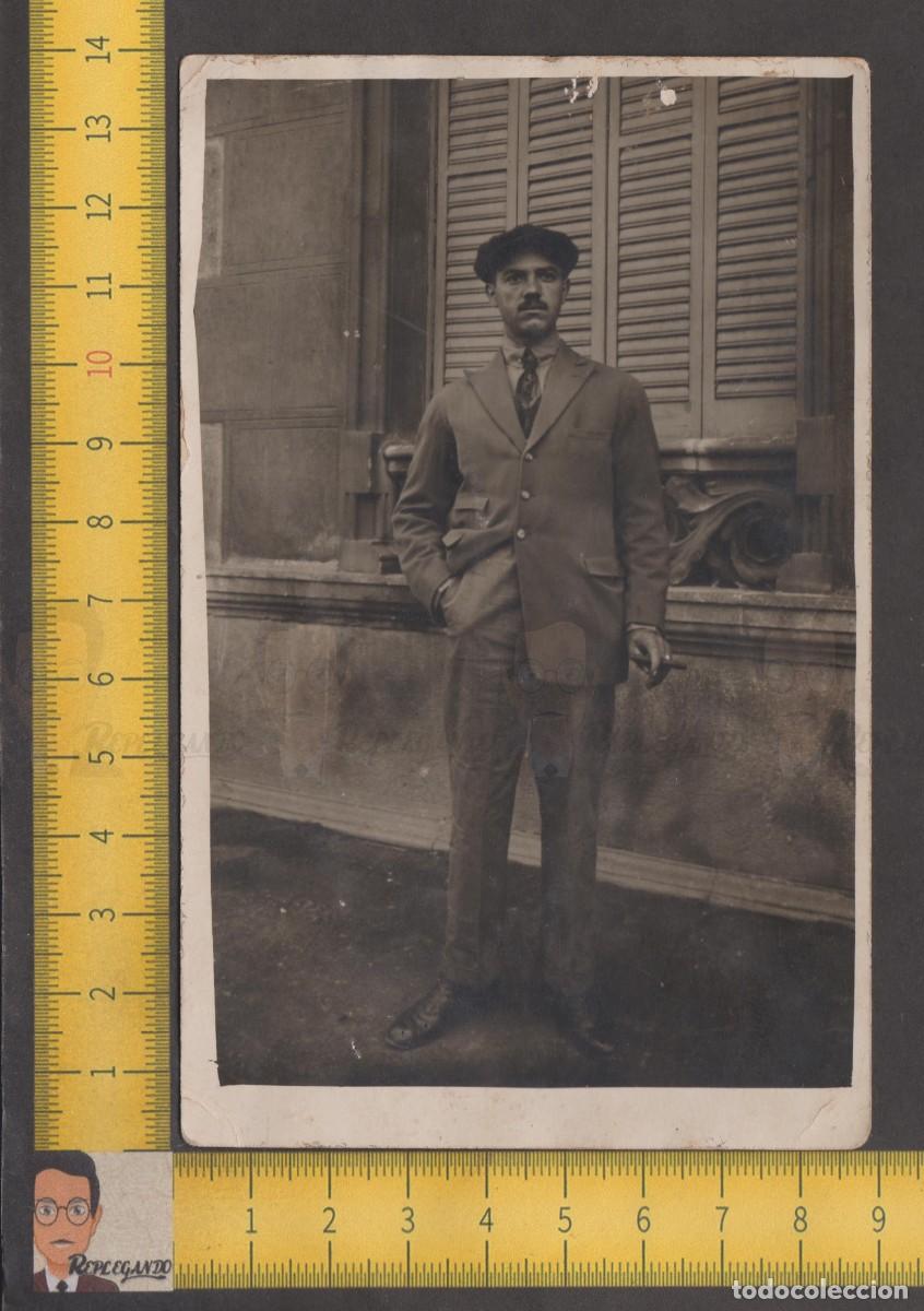 Fotografia antica: ELEGANTE HOMBRE CON GORRA BIGOTE FUMA CIGARRO PURO EN LA CALLE - FOTO ANTIGUA ART&Iacute;STICA A&Ntilde;OS 20