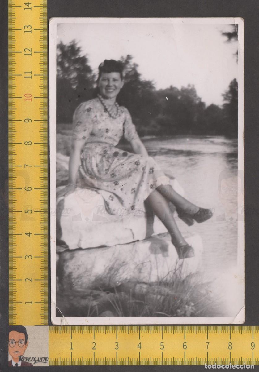 Fotografia antiga: GUAPA MUJER COLLAR SONRISA VESTIDO POSA CERCA RIO / FOTO ANTIGUA A&Ntilde;OS 50 / CHICA SEXY PIERNAS CAMPO
