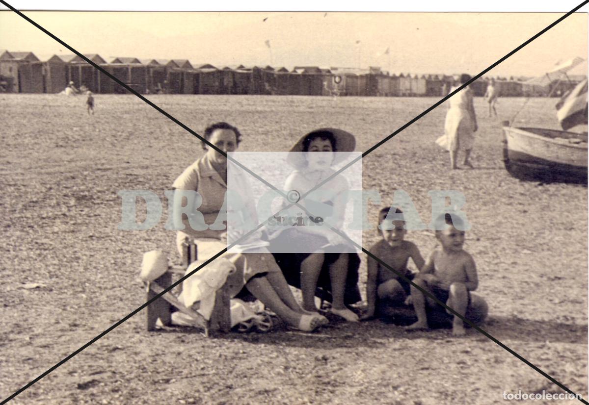 Photographie ancienne: GRAO DE CASTELLON, FOTO FAMILIAR EN LAS CASETAS DE LA PLAYA DEL PINAR A&Ntilde;OS 50 C69