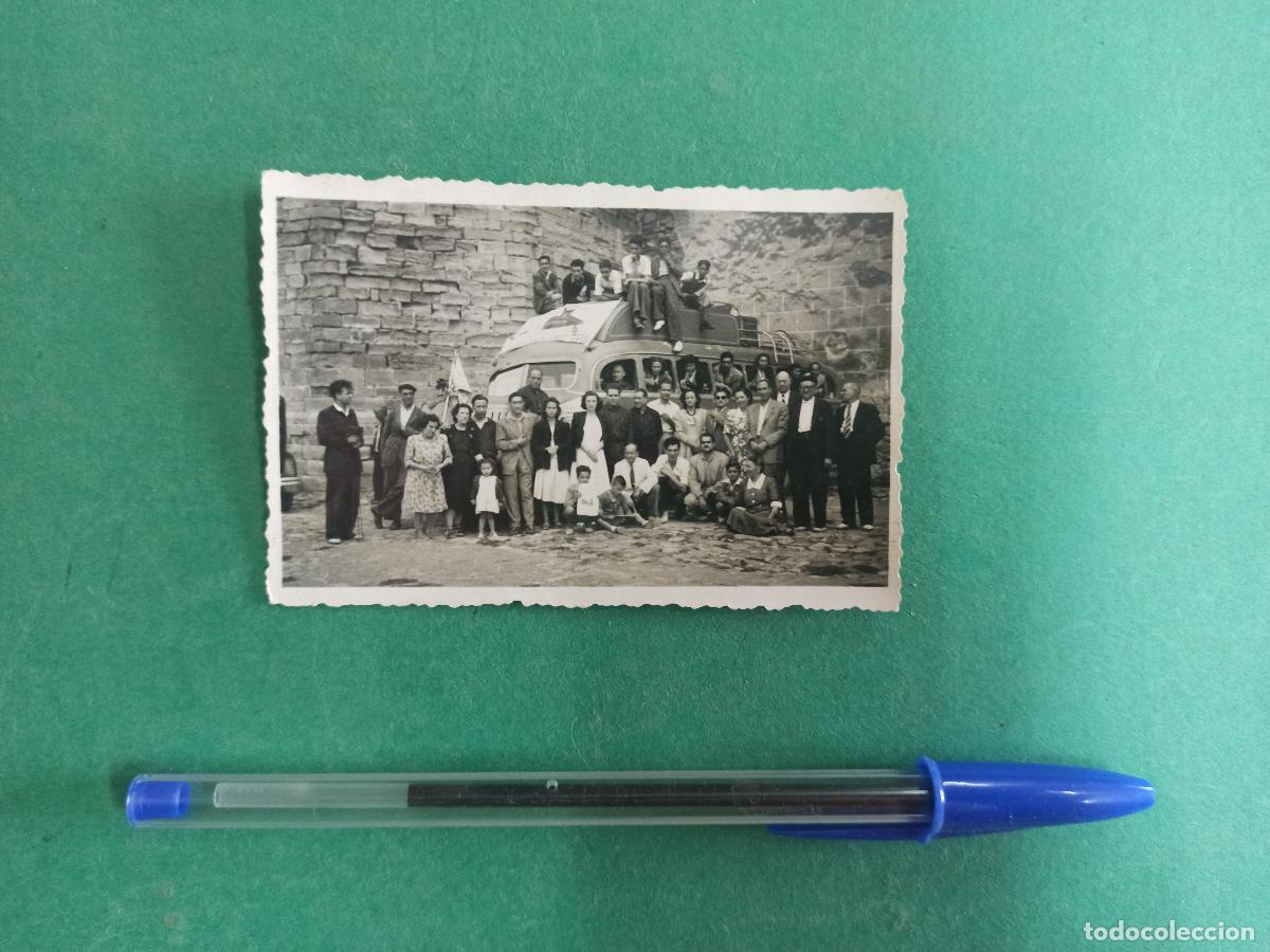 Fotograf&iacute;a antigua: Antigua fotografia de grupo delante de autocar. Parece a&ntilde;os 40 o 50.