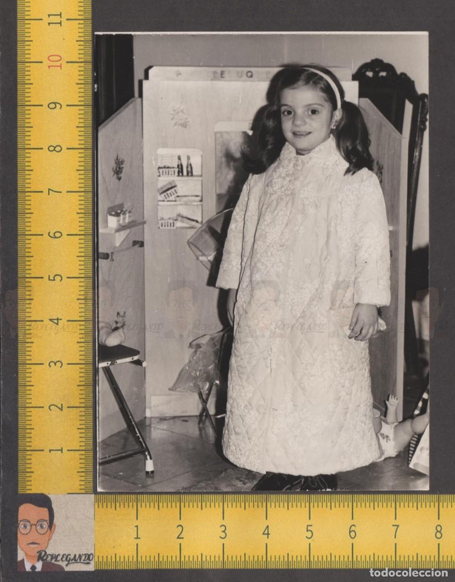 Fotografia antica: NI&Ntilde;A BATA ACOLCHADA DIADEMA POSA PELUQUER&Iacute;A JUGUETE / FOTO ANTIGUA A&Ntilde;O 1956 / ESPA&Ntilde;A INFANCIA FELIZ