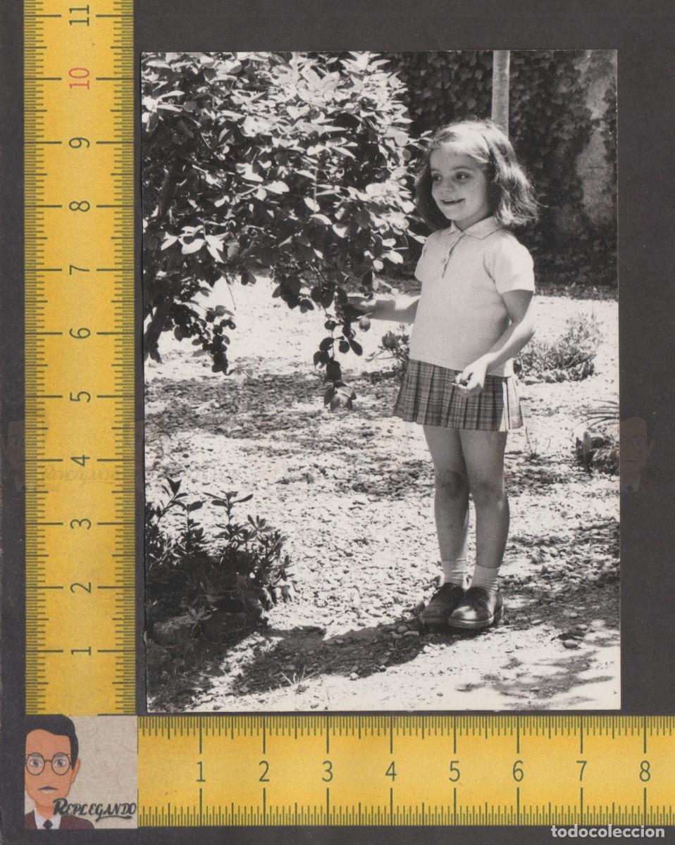 Fotografia antica: SIMP&Aacute;TICA NI&Ntilde;A POSA SONRIENDO JUNTO A &Aacute;RBOL PARQUE JARD&Iacute;N - FOTO ANTIGUA A&Ntilde;O 1952 - INFANCIA FELIZ